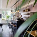 cafe sadakat kartı yerine dijital qr kod uygulaması kullanan müşteri